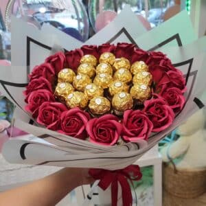 Букет от червени съпунени рози и бонбони