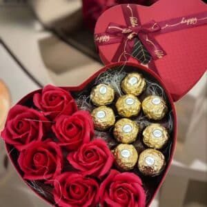 Кутия сърце със сапунени рози и Rerrero Focher