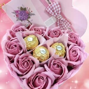 Кутия сърце с розови сапунени рози и Ferrero Rocher
