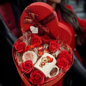Аранжировка червено сърце със съпунени рози