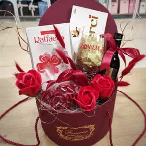 Аранжировка в червена кутия